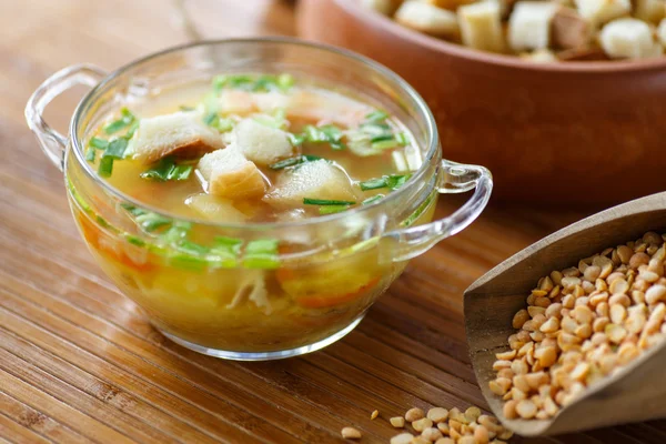 Sopa de guisante con croutons —  Fotos de Stock