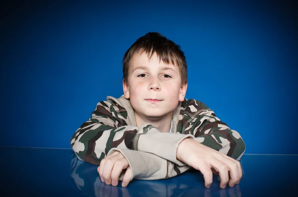 Retrato de um adolescente bonito — Fotografia de Stock