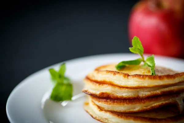 Buñuelos fritos con manzanas — Foto de Stock