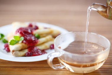 bir fincan içine çay dökülen