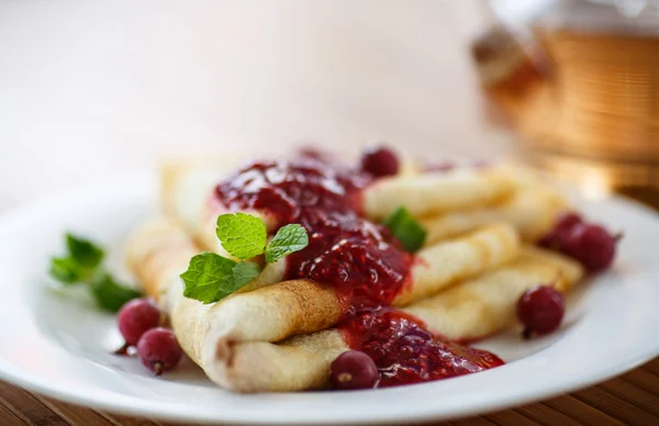 Tortitas con mermelada y bayas — Foto de Stock