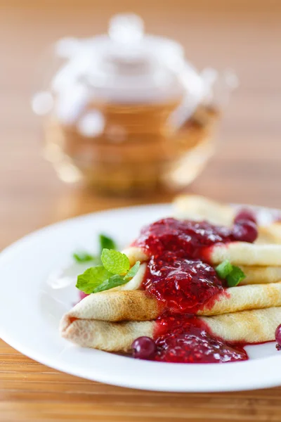 Pannenkoeken met jam en bessen — Stockfoto