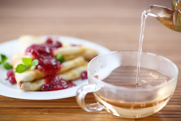 Pours tea into a cup — Stock Photo, Image