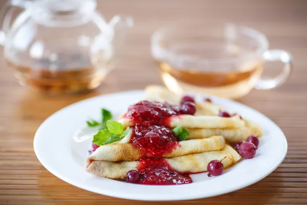 Pancakes with jam and berries — Stock Photo, Image