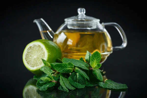 Té con limón y menta — Foto de Stock