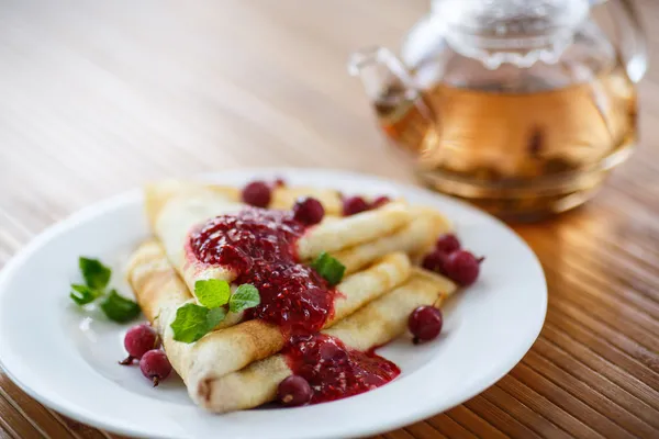 Pannenkoeken met jam en bessen — Stockfoto