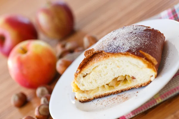 Strudel dulce con manzanas —  Fotos de Stock