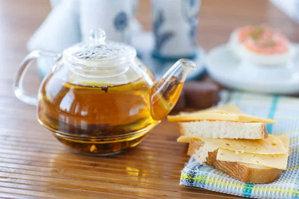 Сэндвич с сыром и чаем — стоковое фото