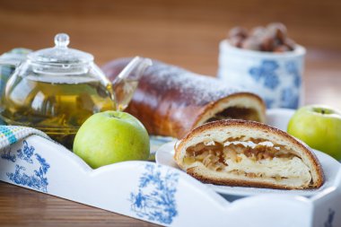 elmalı tatlı meyveli turta