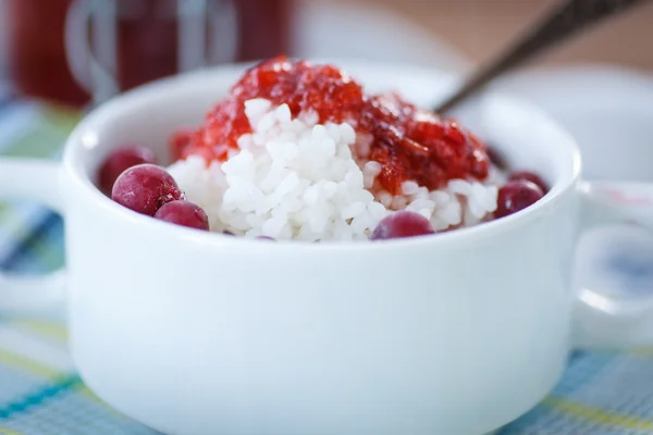 Bubur nasi dengan selai dan berry — Stok Foto