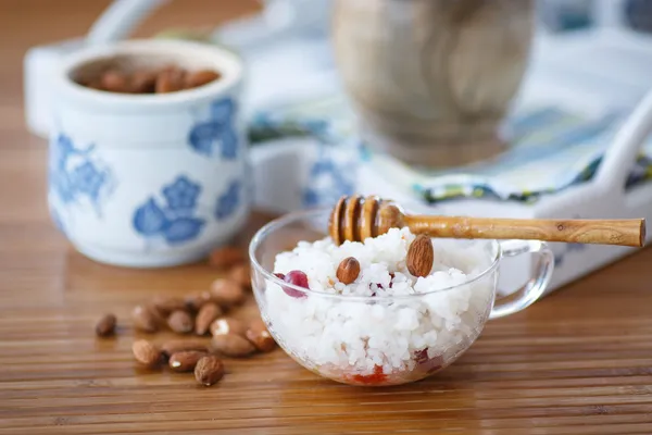 Рисовая каша с орехами и медом — стоковое фото