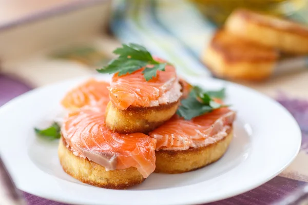 Gebratener Toast mit gesalzenem Lachs — Stockfoto