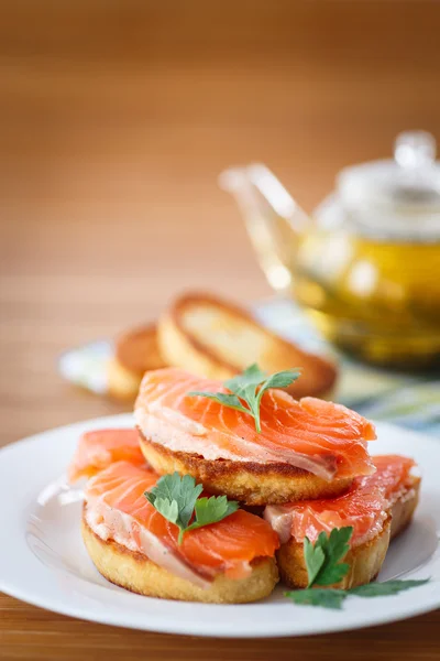 Gebratener Toast mit gesalzenem Lachs — Stockfoto