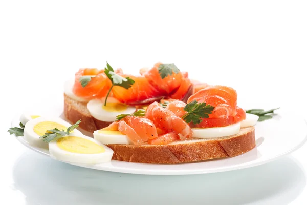 Sanduíche com ovo e salmão — Fotografia de Stock