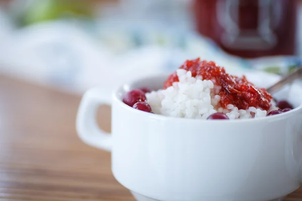 Mingau de arroz com geléia e bagas — Fotografia de Stock