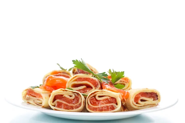 Dünne Pfannkuchen mit gesalzenem roten Fisch — Stockfoto