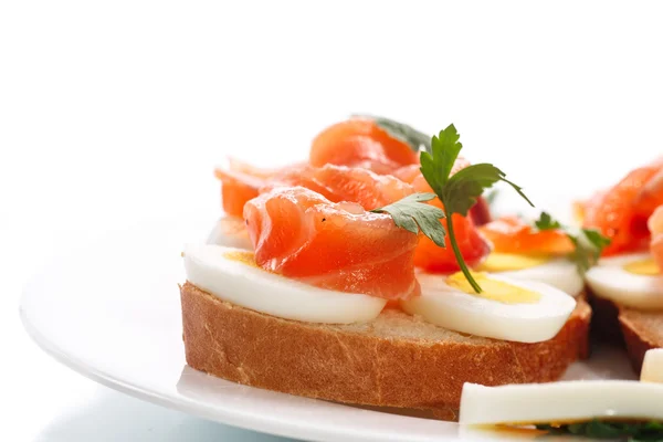 Сэндвич с яйцом и лососем — стоковое фото