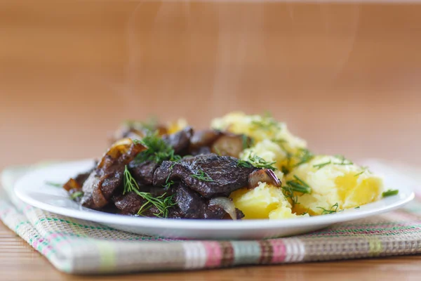 Liver fried with boiled potatoes — Stock Photo, Image