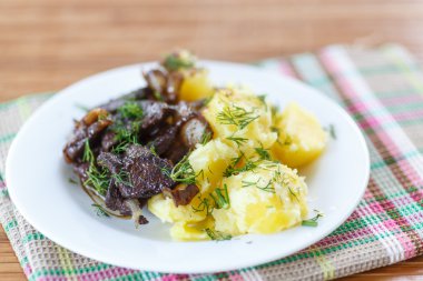 haşlanmış patates ile kızarmış karaciğer