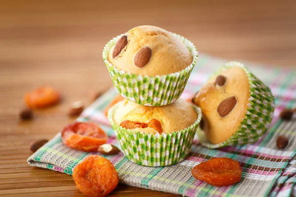 Muffins mit Mandeln und getrockneten Aprikosen — Stockfoto