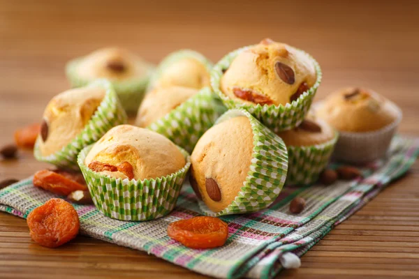 Muffins mit Mandeln und getrockneten Aprikosen — Stockfoto
