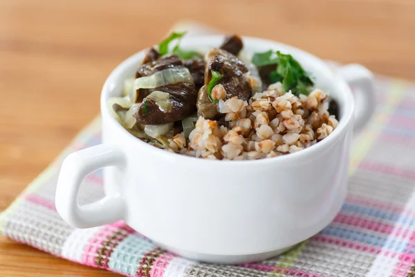 蕎麦をキノコで茹でる — ストック写真