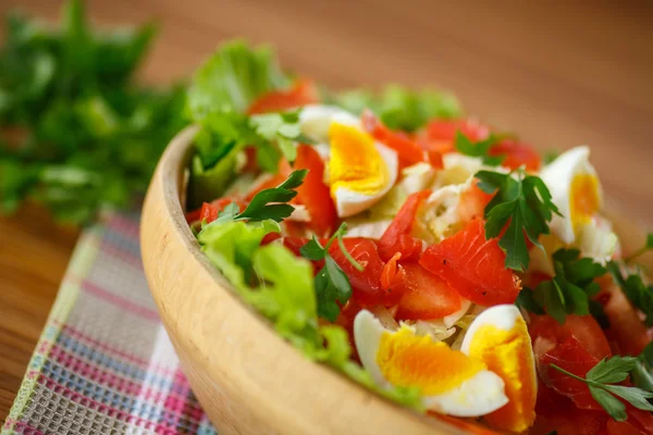 Frischer Salat mit Kohl und rotem Fisch — Stockfoto