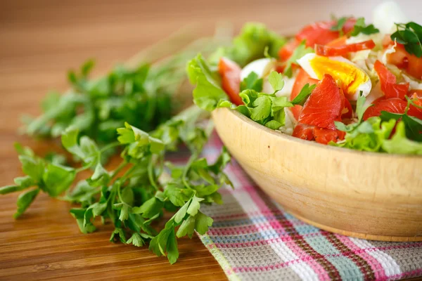 Friss saláta, káposzta és a piros hal — Stock Fotó