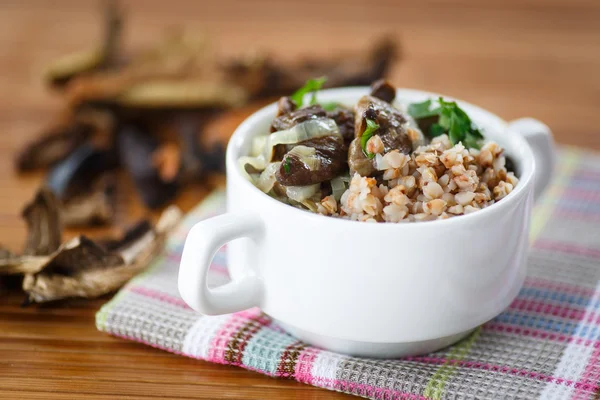 蕎麦をキノコで茹でる — ストック写真