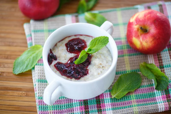 Ovesné vločky s marmeládou — Stock fotografie