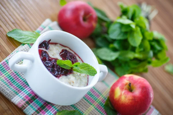 Harina de avena con mermelada — Foto de Stock