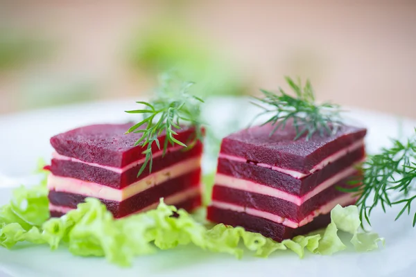 Appetizer of beet and cheese on lettuce leaves — Stock Photo, Image