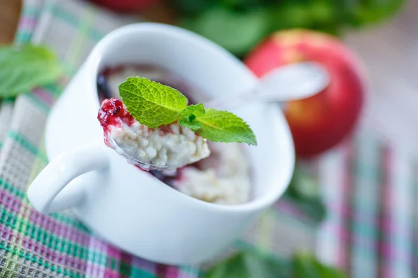 Oatmeal with jam — Stock Photo, Image