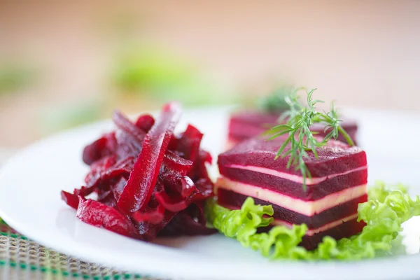 Appetizer of beet and cheese on lettuce leaves — Stock Photo, Image