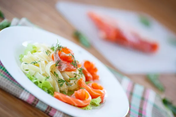 Vermicelli dengan salmon asin dan saus — Stok Foto