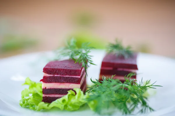 Appetizer of beet and cheese on lettuce leaves — Stock Photo, Image