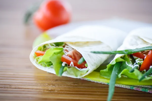 Fladenbrot mit Salat und Gemüse — Stockfoto
