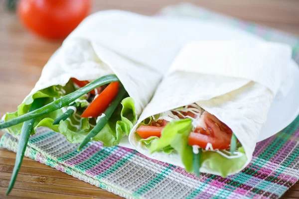 Pão pita com alface e legumes — Fotografia de Stock