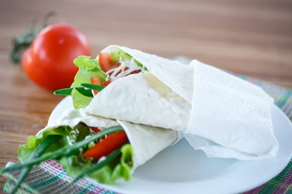 Пита хлеб с салатом и овощами — стоковое фото