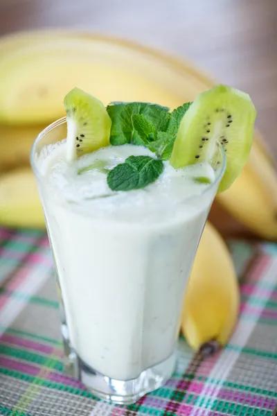 Smoothie met kiwi en banaan — Stockfoto