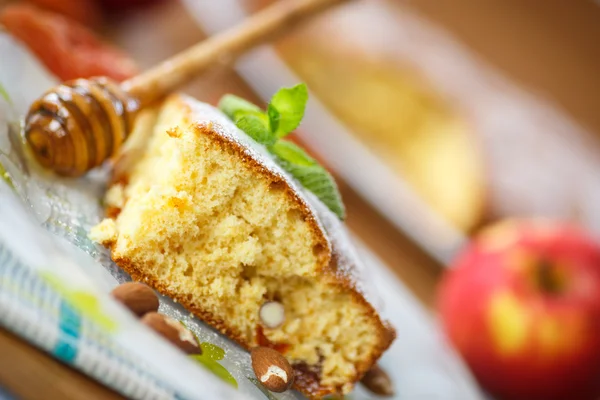 Sponge cake dengan aprikot kering dan almond — Stok Foto