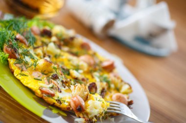 sahanda yumurta ve sosis karnabahar dereotu ile 