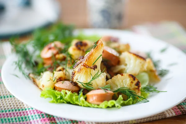 Couve-flor frita com salsichas — Fotografia de Stock