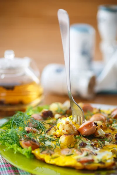 Scrambled eggs and sausages cauliflower with dill — Stock Photo, Image