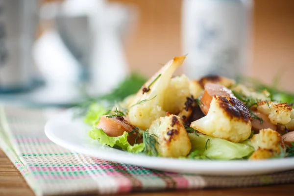 Couve-flor frita com salsichas — Fotografia de Stock