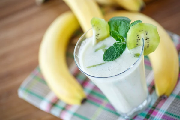 Smoothie met kiwi en banaan — Stockfoto