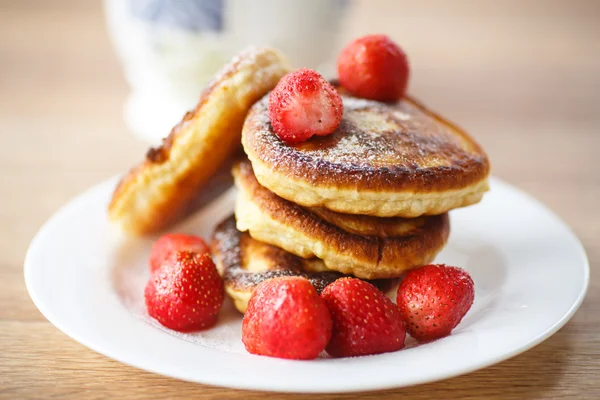 Pannkakor med jordgubbar — Stockfoto