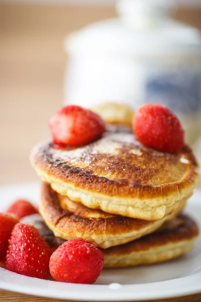 Pannkakor med jordgubbar — Stockfoto