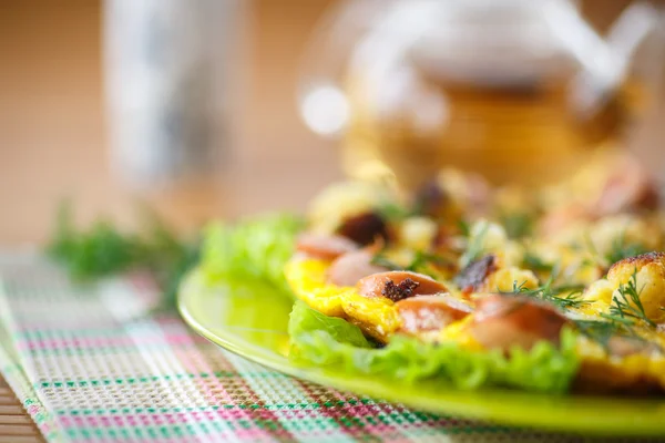 Äggröra och korv blomkål med dill — Stockfoto