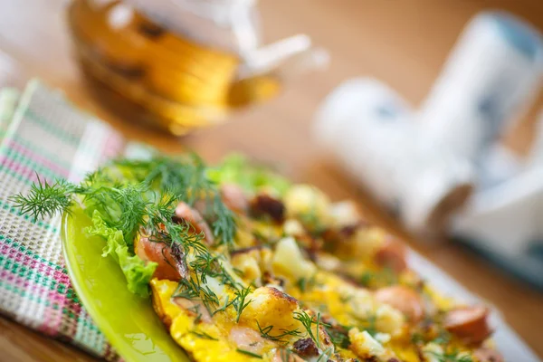 Омлет и колбасы цветная капуста с укропом — стоковое фото